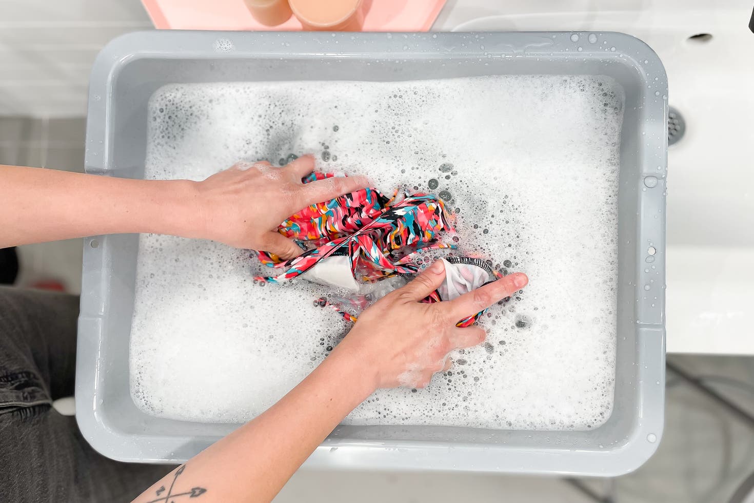¿Cómo lavar los trajes de baño a mano?