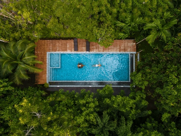 vista aérea de drones piscina